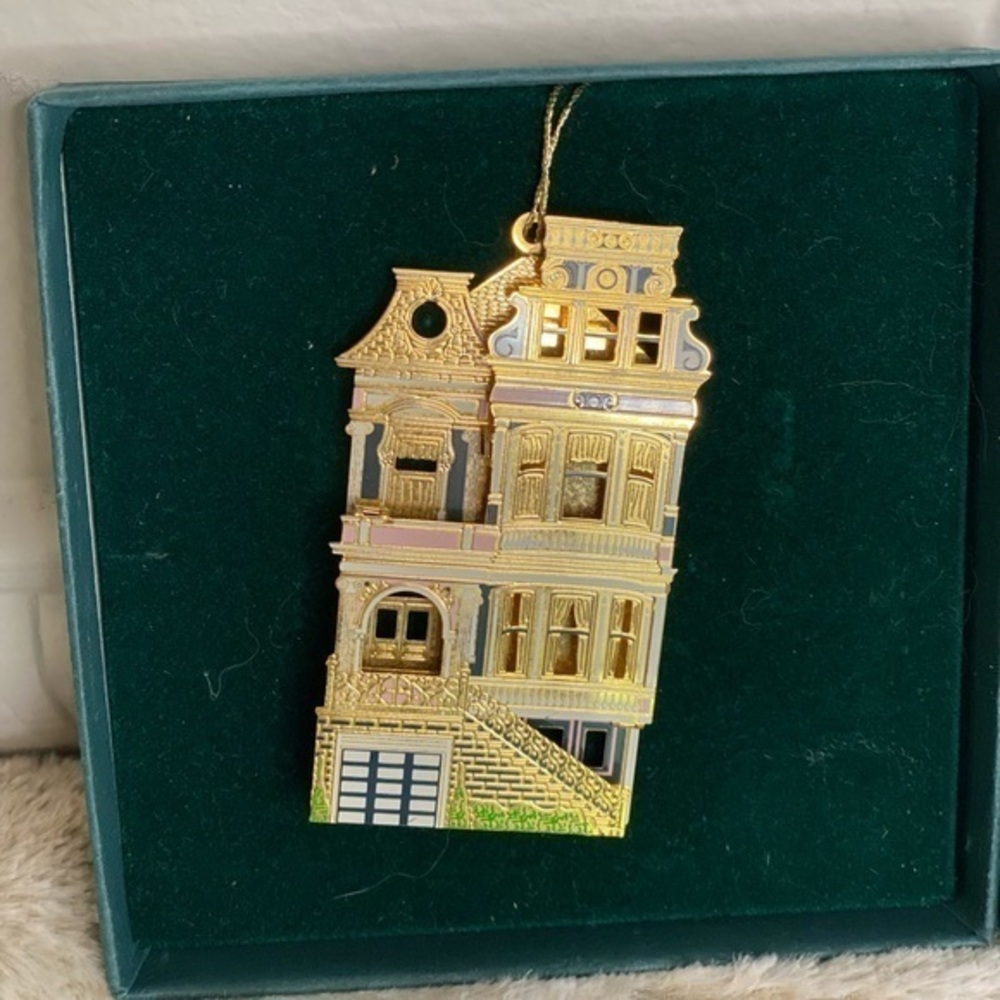 🌸ST4 - Sheila’s Collectible Ornament - Electric Blue🌸